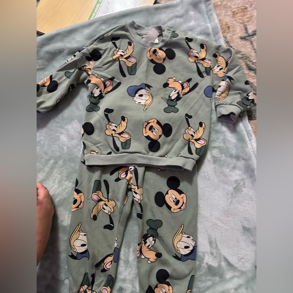 EUC H&M Mickey&Friends Sweatshirt and Sweatpants Set for 12-18M - Picture 2 of 7